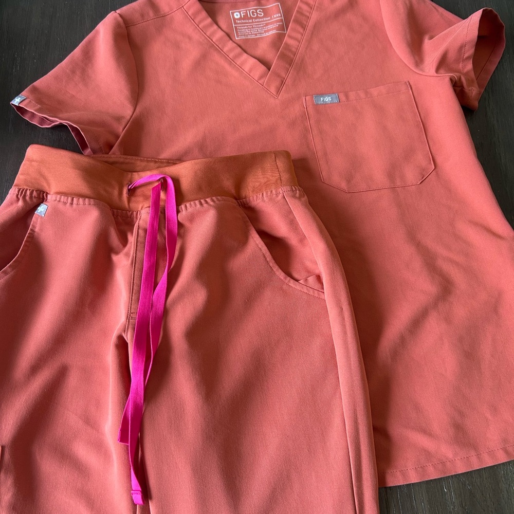 Figs Terracotta Set uniform
